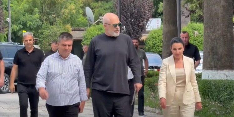 Gati vala e shkarkimeve/ Me bllok në dorë, Rama sapo mbërrin në…