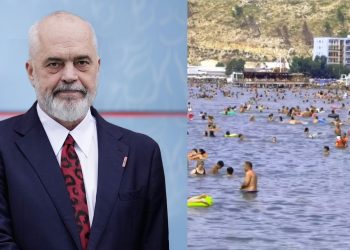 Rama poston pamje nga plazhi i tejmbushur me pushues në…