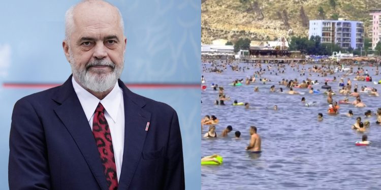 Rama poston pamje nga plazhi i tejmbushur me pushues në…