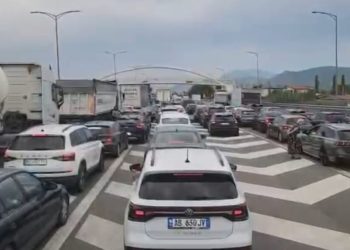 Trafik i rënduar në autostradë. Makinat e bllokuara mbi dy orë në…