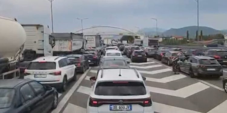 Trafik i rënduar në autostradë. Makinat e bllokuara mbi dy orë në…
