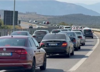Makinat përplasen me njëra-tjetrën! Radhë kilometrike në autostradën…