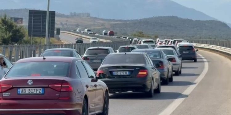 Makinat përplasen me njëra-tjetrën! Radhë kilometrike në autostradën…