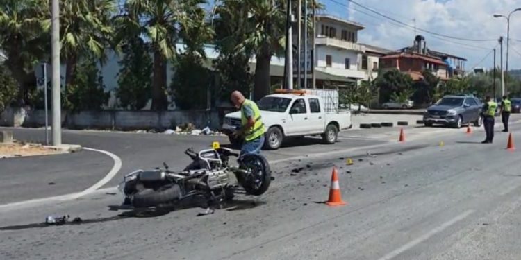 LAJM I FUNDIT/ Makina përplaset me motorin, tre të plagosur në aksin…