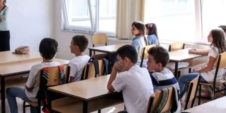 Ndalohen celularët. Viti i ri shkollor nis me rregulla të forta…