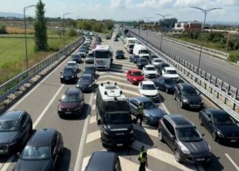 Trafik i rënduar në autostradë. Makinat e bllokuara prej disa orësh në…