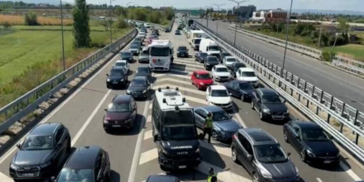 Trafik i rënduar në autostradë. Makinat e bllokuara prej disa orësh në…