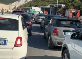 VIDEO/ Aksident brenda tunelit, radhë të gjata makinash në…
