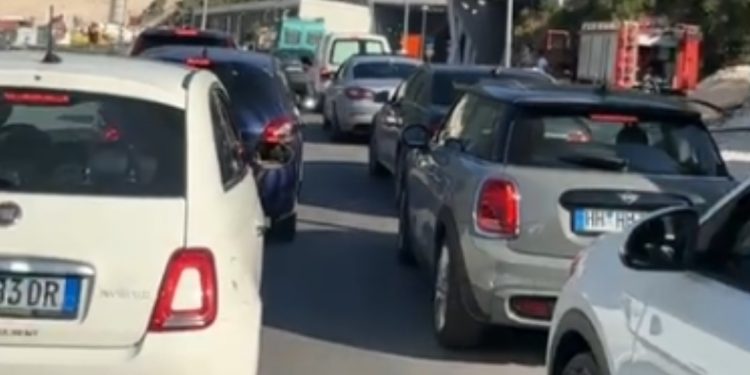 VIDEO/ Aksident brenda tunelit, radhë të gjata makinash në…