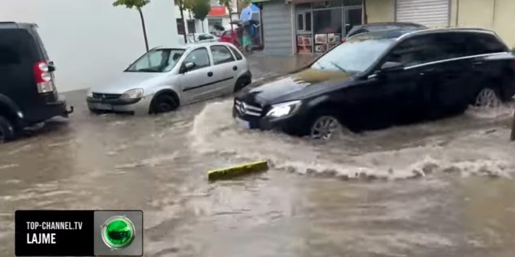 Stuhia dhe shirat e dendur, niveli i ujit arrin deri në 50 cm në qytetin…