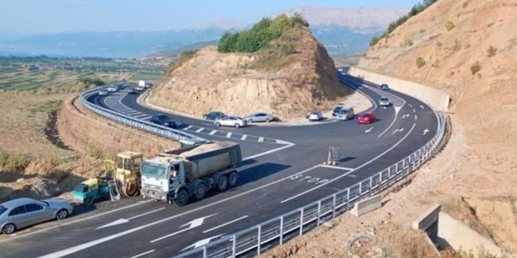 Hapet një pjesë e segmentit Qukës-Qafë Plloçë, nis lëvizja e automjeteve