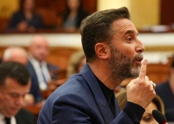 “Jemi shumë vonë”/ Erion Braçe “shpërthen” me kritika: Po vjen tetori, duhet të nisin…