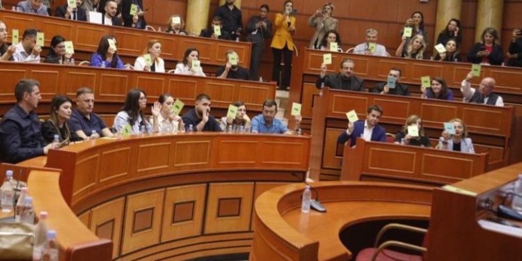 LAJM I FUNDIT/ Këshilli Bashkiak SHKARKON Erion Veliajt, “fati” final i kryebashkiakut i kalon…
