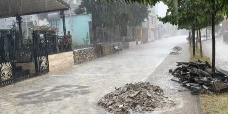 Reshje dhe shtrëngata/ Parashikimi i motit për sot: Ja kur do të pushojë shiu