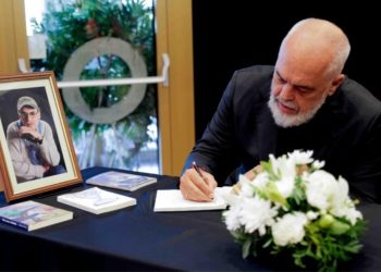 Edi Rama merr pjesë në homazhe për Dhimitër Anagnostin