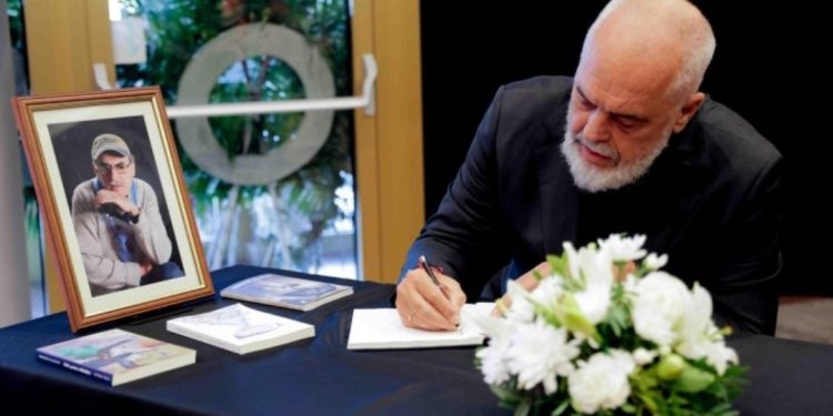 Edi Rama merr pjesë në homazhe për Dhimitër Anagnostin