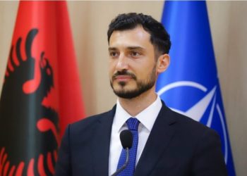Djali i Besnik Mustafajt jep DORËHEQJEN nga funksionet në Partinë Demokratike