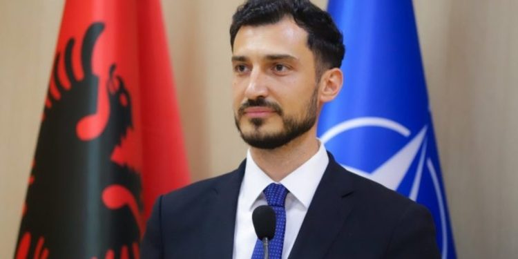 Djali i Besnik Mustafajt jep DORËHEQJEN nga funksionet në Partinë Demokratike