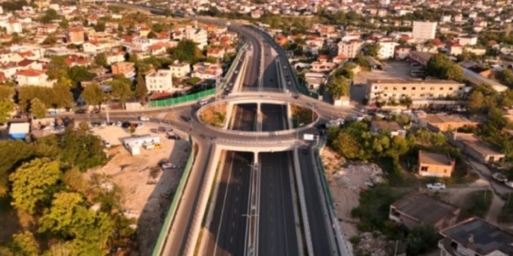 “Shkurtohen distancat”/ Rama u tregon shqiptarëve rrugët e reja: Kjo është buqeta…
