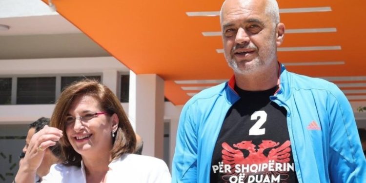 Lëvizjet për qeverinë e re “Rama 4″/ Ish-ministrja dhe kushërira e Edi Ramës mbërrin në Tiranë