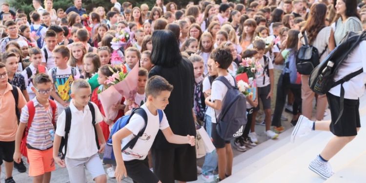 Dita e parë e shkollës, policia njofton masat e reja: Do të mbyllen lokalet dhe…