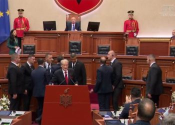 Kuvendi nis me tensione, Sali Berisha shkon në foltore, rrethohet nga Garda