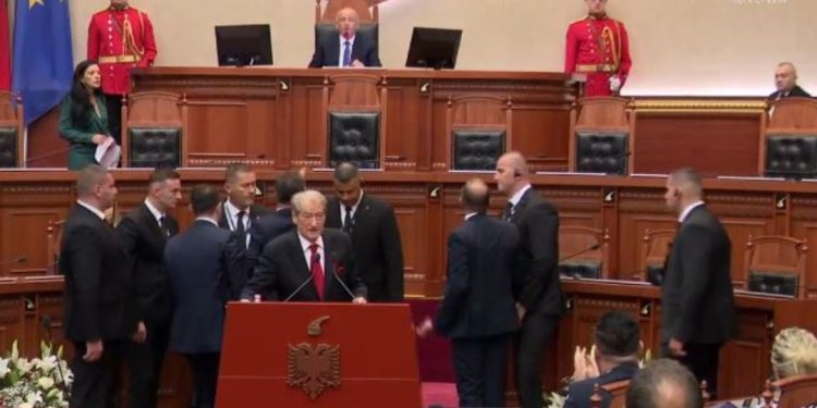 Kuvendi nis me tensione, Sali Berisha shkon në foltore, rrethohet nga Garda