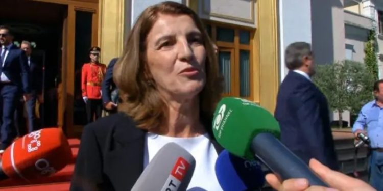 “Ka origjinë greke”/ Kushërira deputete e Lapajt paraqitet në Kuvend: Jam…