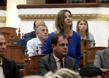 Munguan në seancën e parë parlamentare, kush janë 4 deputetët që u betohen sot…