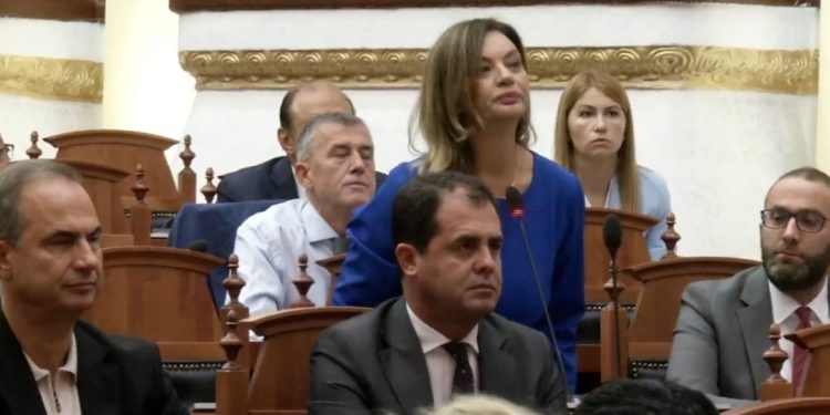 Munguan në seancën e parë parlamentare, kush janë 4 deputetët që u betohen sot…