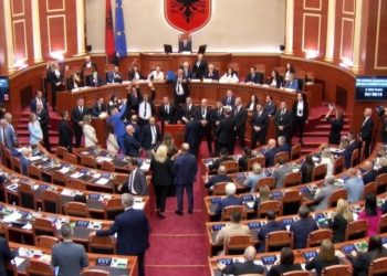 Kaos në Kuvend/ LAJM I FUNDIT: Gaz Bardhi i vërsulet Ramës, Kushtetuta fluturon si “leckë” pa vlerë…