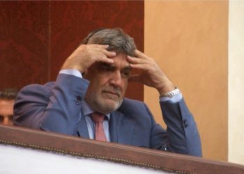 Kuvendi “arenë lufte”/ PD na turpëron, ambasadori vë duart në kokë nga kaosi i Balliut me shokë…