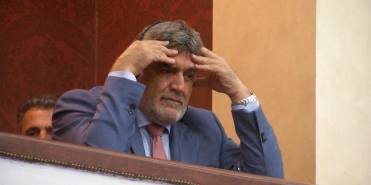 Kuvendi “arenë lufte”/ PD na turpëron, ambasadori vë duart në kokë nga kaosi i Balliut me shokë…