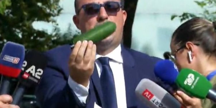 Me kastravecin në dorë, befason Saimir Korreshi: Ja kam sjellë ministres…