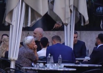 Porositë për Tiranën/ Edi Rama ulet në kafe me deputetë e ministra! Ja kush bie në sy…