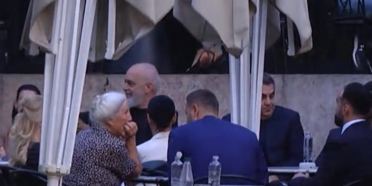 Porositë për Tiranën/ Edi Rama ulet në kafe me deputetë e ministra! Ja kush bie në sy…