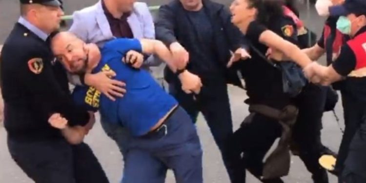 Policët e tërhoqën zvarrë se do mbronte Silva Cakën, Alfred Lela ia bën “haram” koleges që e “tradhtoi” për Ramën