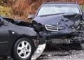 LAJM I FUNDIT/ Aksident i rëndë, tre automjete përplasen njëra me tjetrën. Dy vajza të reja…
