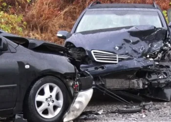 LAJM I FUNDIT/ Aksident i rëndë, tre automjete përplasen njëra me tjetrën. Dy vajza të reja…