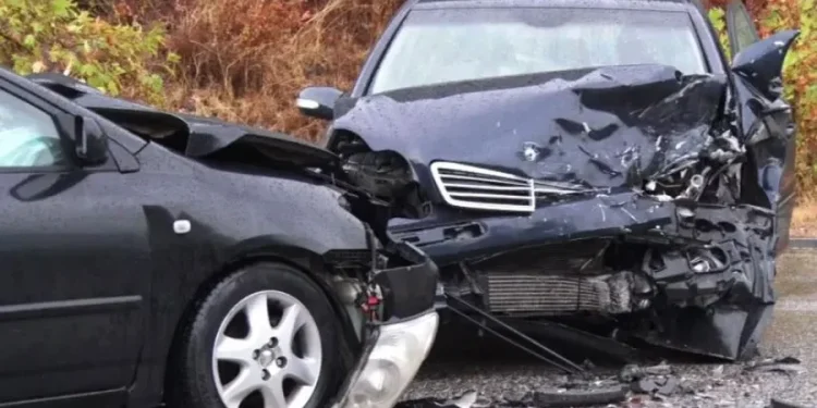 LAJM I FUNDIT/ Aksident i rëndë, tre automjete përplasen njëra me tjetrën. Dy vajza të reja…