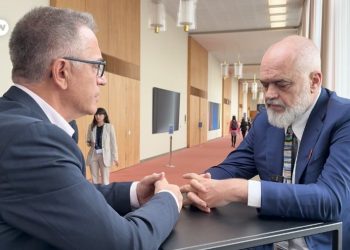 Gazetari e pyet për Belinda Ballukun në SPAK, Edi Rama “thyen heshtjen” nga Gjermania: Drejtësia ka…