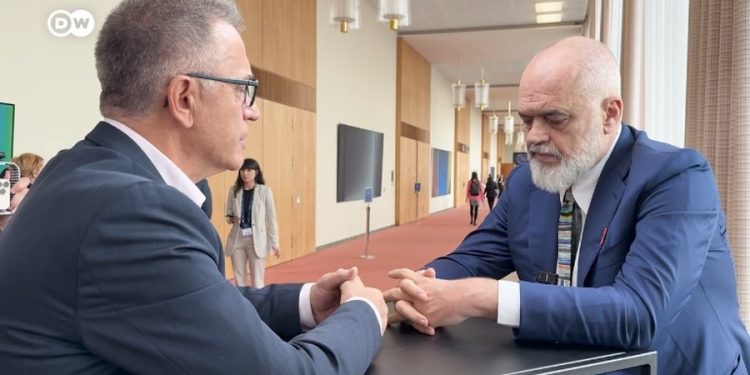 Gazetari e pyet për Belinda Ballukun në SPAK, Edi Rama “thyen heshtjen” nga Gjermania: Drejtësia ka…