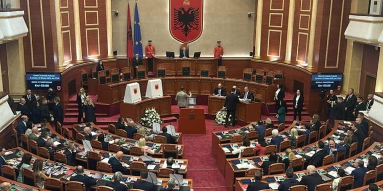 Jep DORËHEQJEN nga mandati deputetja e Partisë Socialiste, lajmi konfirmohet nga…