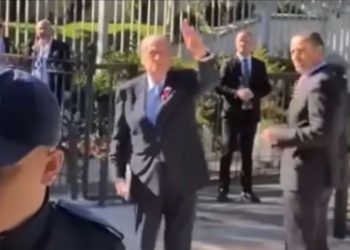 “Ik ore shporru”/ Berishës i ndodh e papritura te protesta e ish-minatorëve (VIDEO)