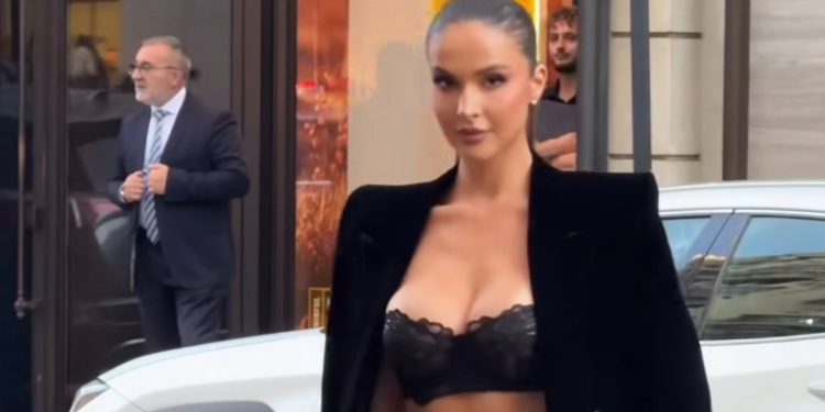 Oriola Marashi “çmend” meshkujt: Bën xhiro në qytet vetëm me të brendshme…