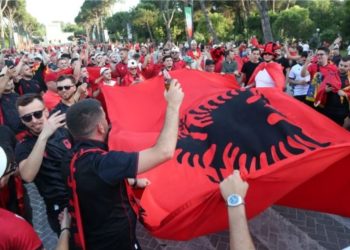 Tërbohen Serbët: Shqiptarët po blejnë bileta, i sigurojnë nëpërmjet…