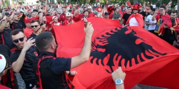 Tërbohen Serbët: Shqiptarët po blejnë bileta, i sigurojnë nëpërmjet…