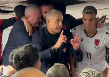 VIDEO/ Skena të jashtëzakonshme me Silvinjon, çfarë i tha trajneri në dhomën e zhveshjes…