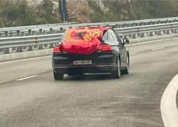 Pamje fantastike! Me flamujt kuqezi dhe simbolet e UÇK-së, makinat nga Kosova nisen për në Shqipëri