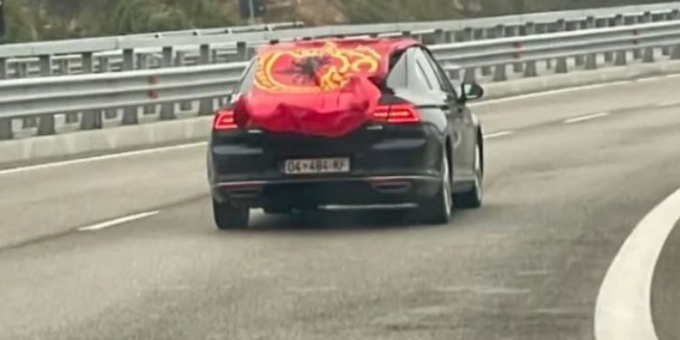 Pamje fantastike! Me flamujt kuqezi dhe simbolet e UÇK-së, makinat nga Kosova nisen për në Shqipëri